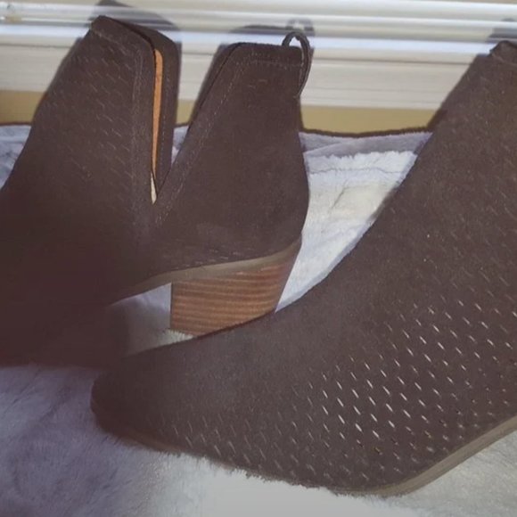 Lucky Brand Black Perforated Suede Leather Ankle Boots Size 8.0 - Picture 2 of 4